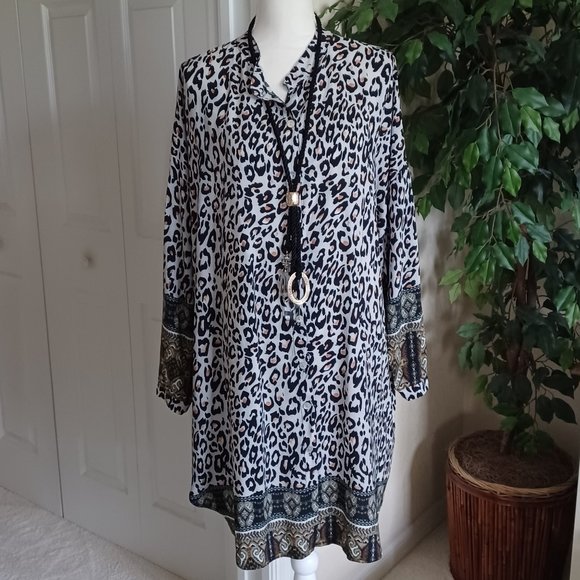 Scandal Italy Dresses & Skirts - EUC Scandal Italy Animal Print Button-Down Shift Dress/Tunic Top